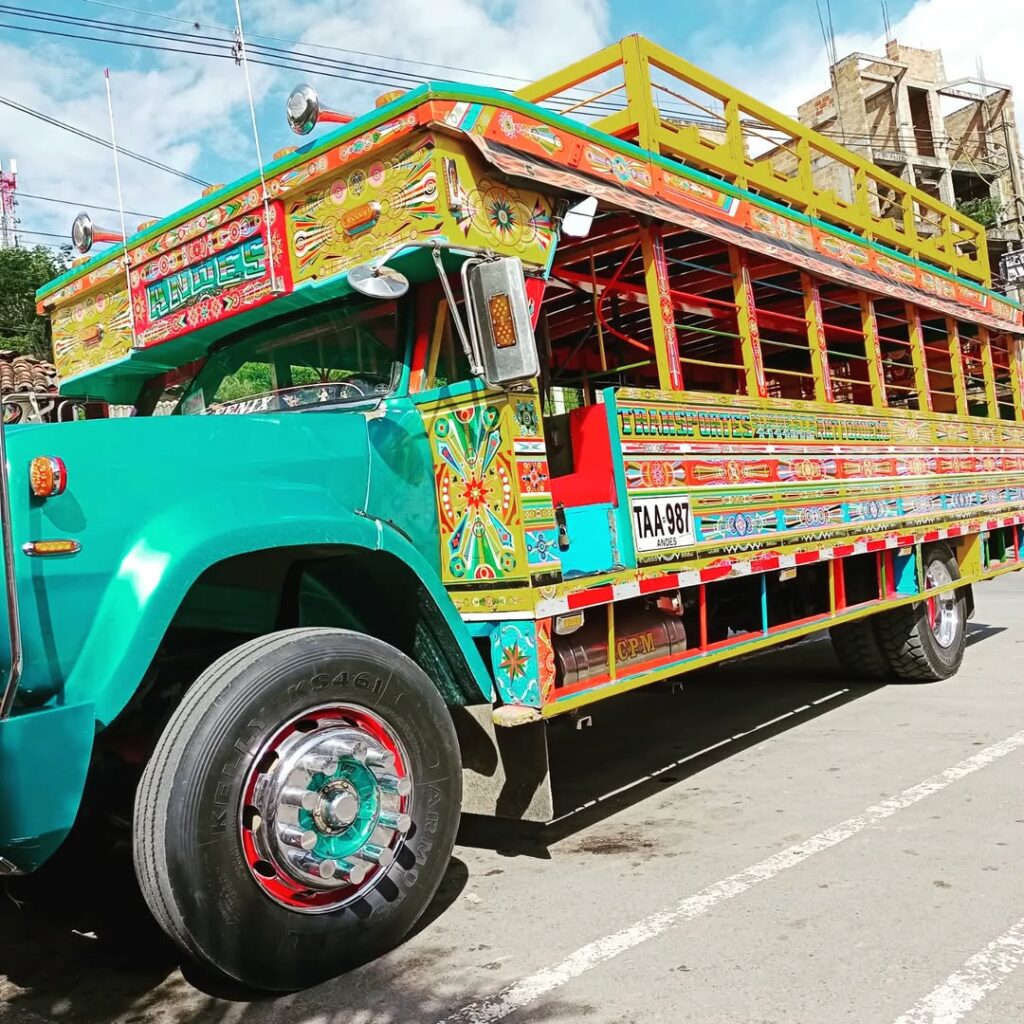 Chiva tradicional, transporte típico de los pueblos del Suroeste Antioqueño en Ciudad Bolívar