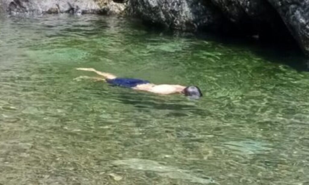 Persona nadando en aguas cristalinas de color verde esmeralda en el río la Sucre del corregimiento Farallón de Ciudad Bolívar Antioquia de Antioquia