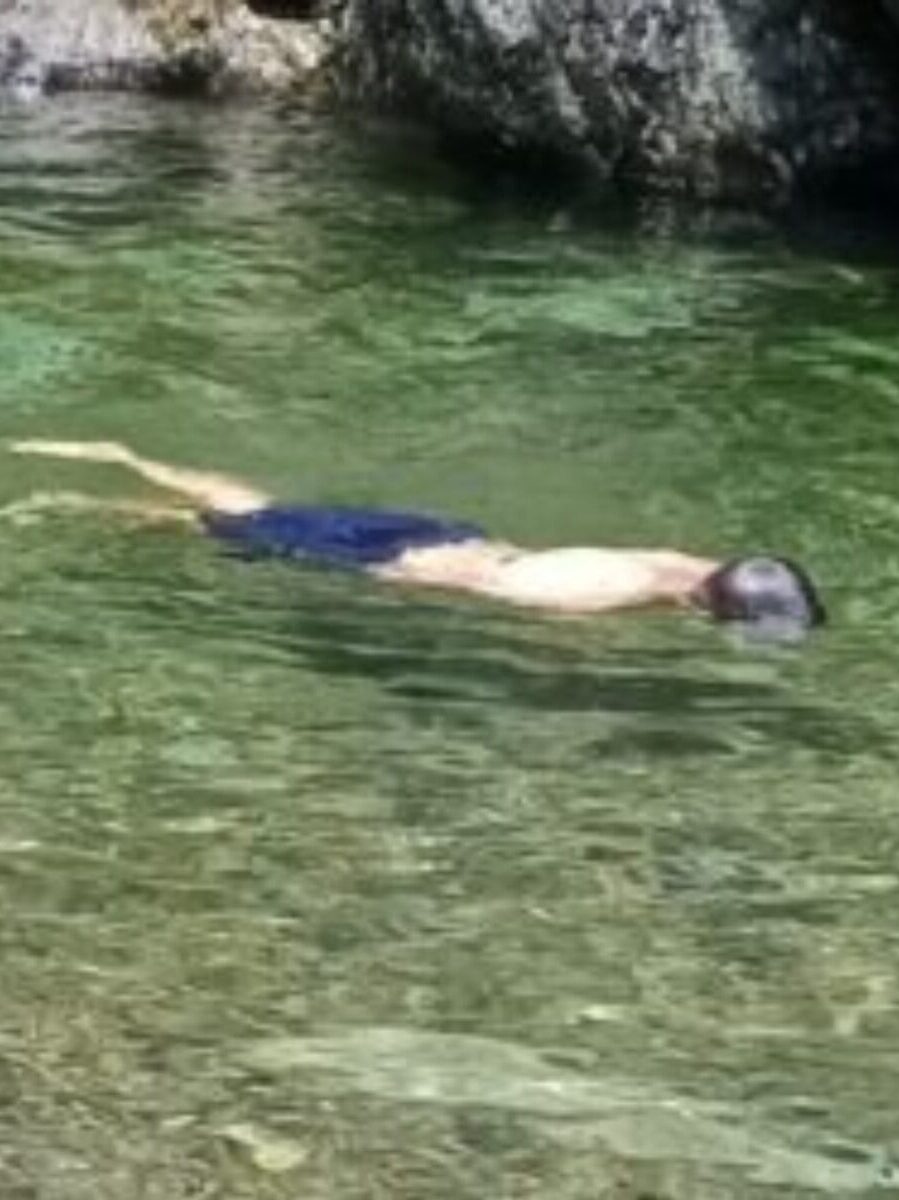 Persona nadando en aguas cristalinas de color verde esmeralda en el río la Sucre del corregimiento Farallón de Ciudad Bolívar Antioquia de Antioquia