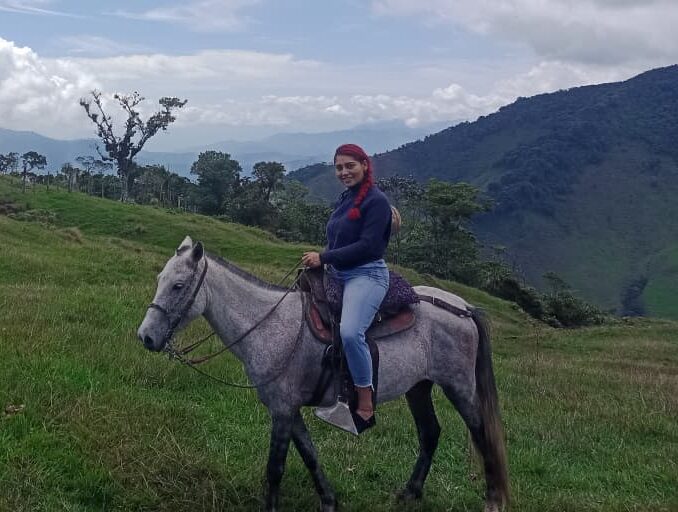 Viajero recorriendo paisajes rurales en Colombia – Rutas por Rutinas