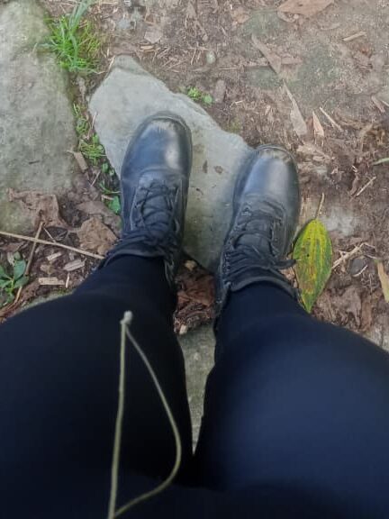 Botas para ruta senderista sobre suelo rocoso.